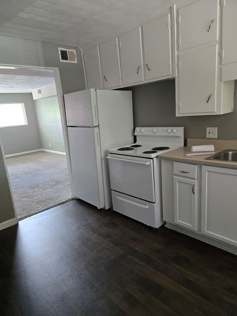 Kansas City Apartment: 1006 Forest Court