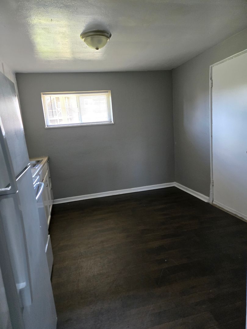 Kansas City Apartment: 1006 Forest Court