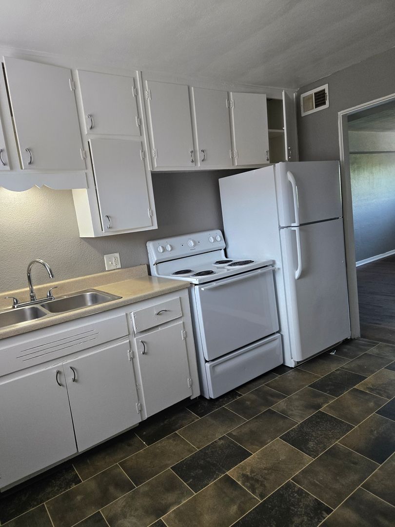 Kansas City Apartment: 1006 Forest Court