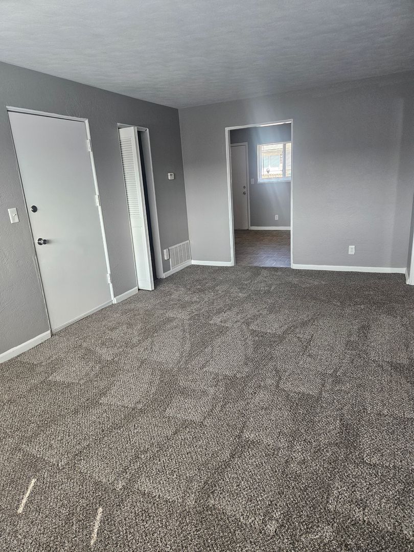 Kansas City Apartment: 1006 Forest Court