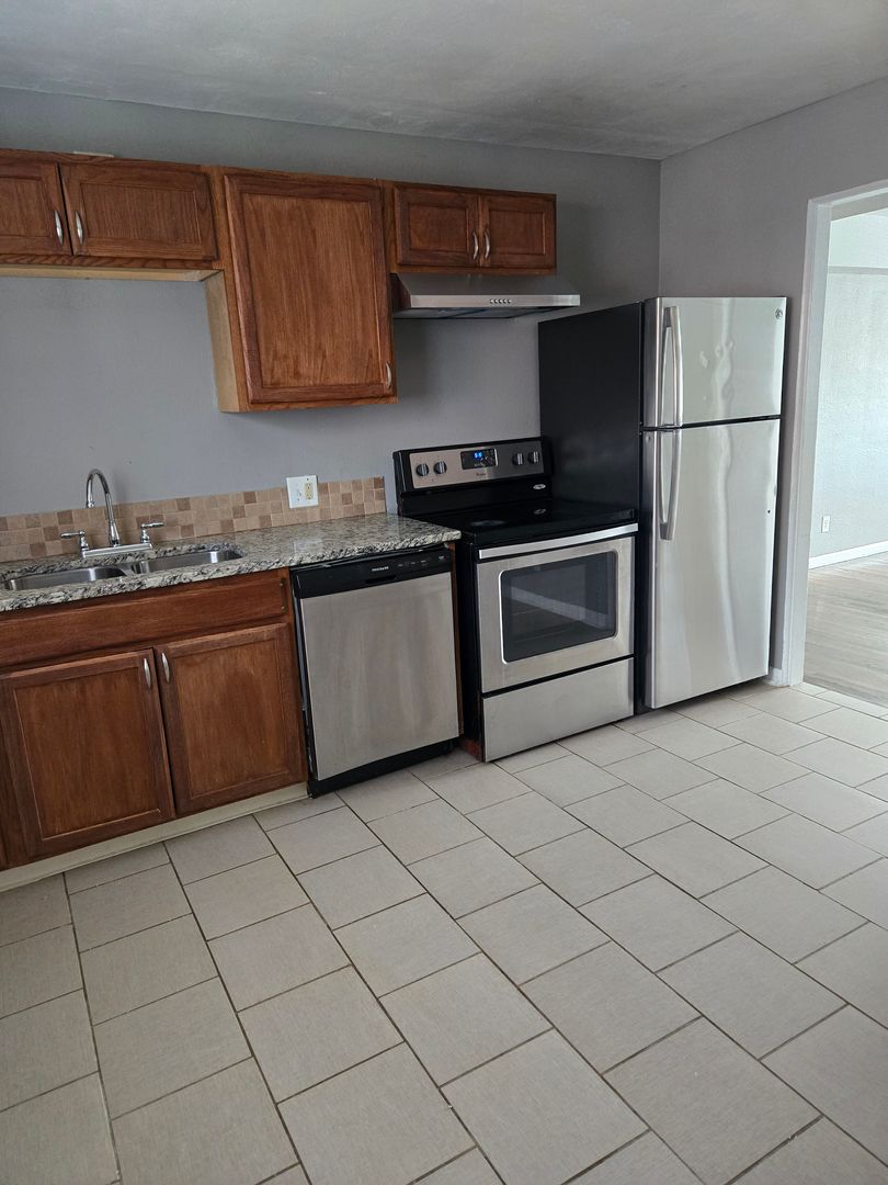 Kansas City Apartment: 1006 Forest Court