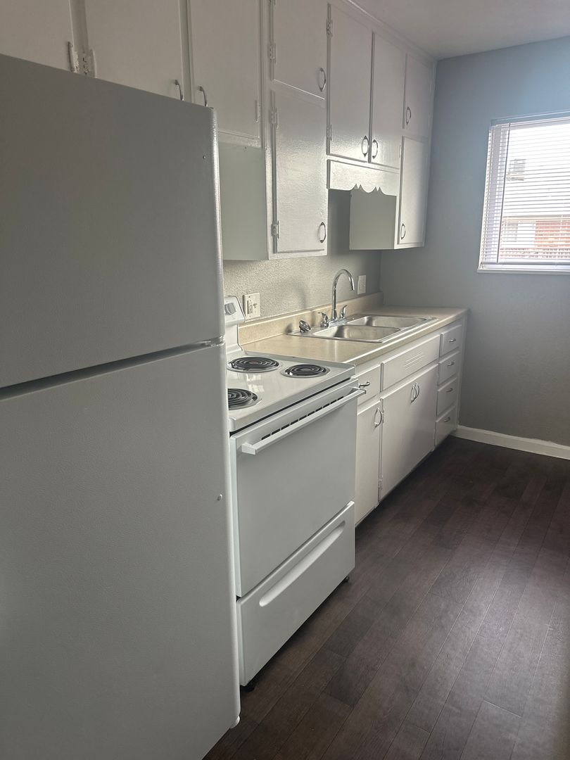 Kansas City Apartment: 1006 Forest Court