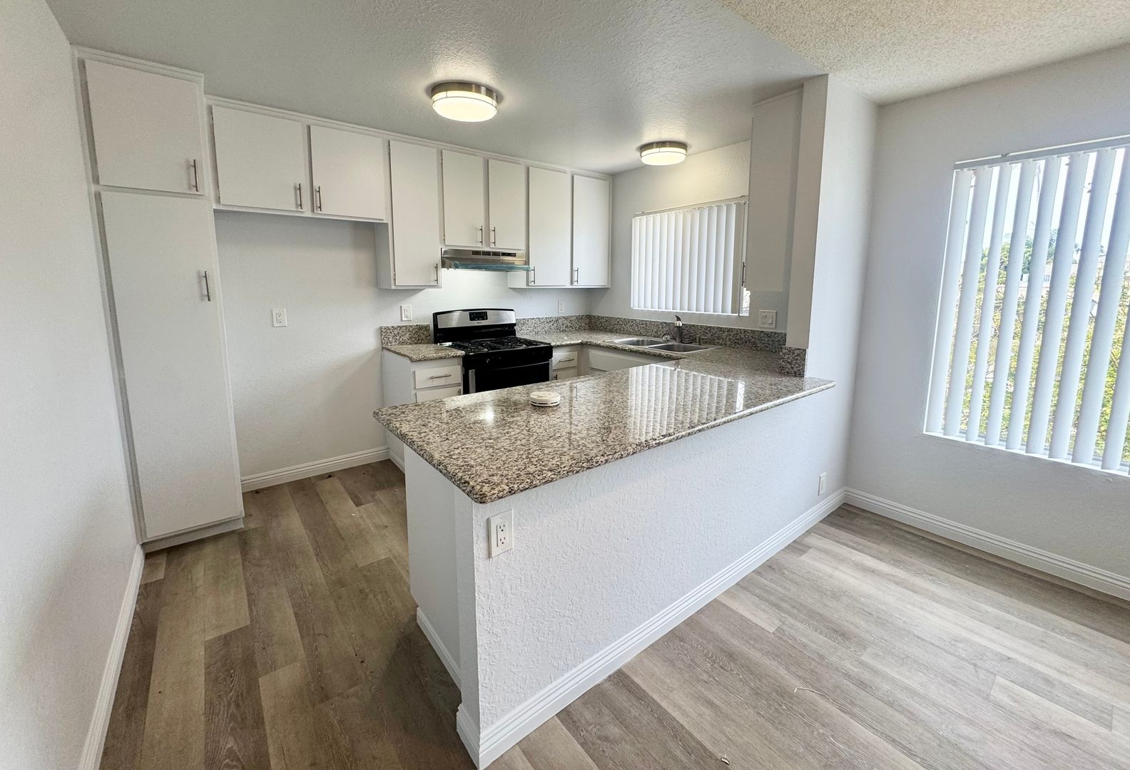 Costa Mesa Apartment: 332 Victoria St