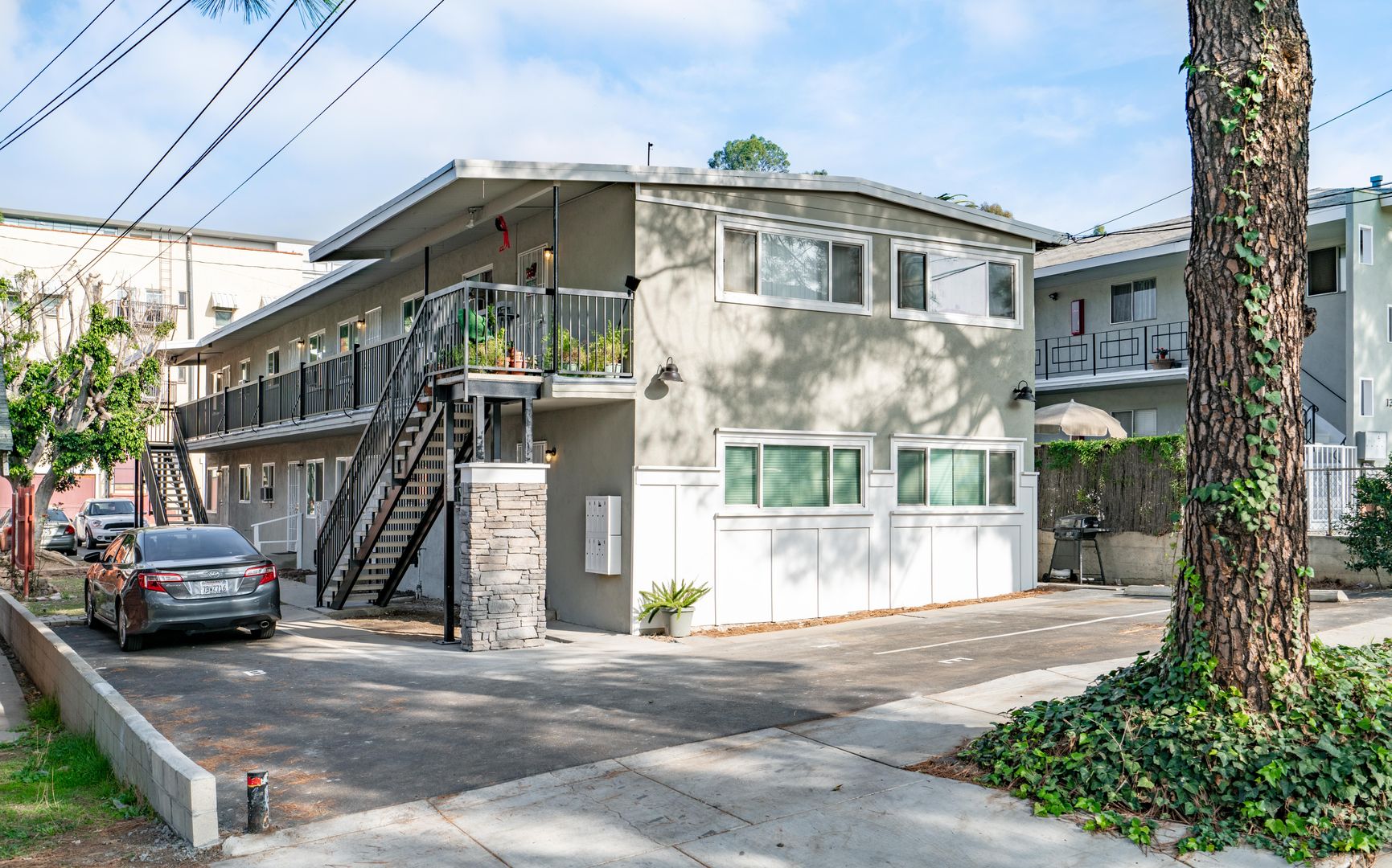 Whittier Apartment: 13611 & 13621 Penn St.