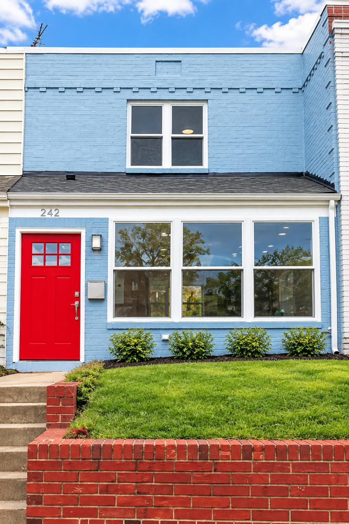 WASHINGTON House: 242 33RD ST NE