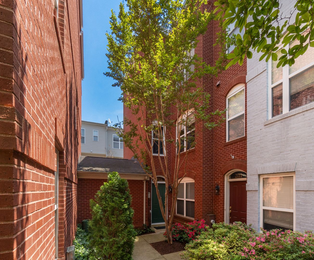 Washington Townhome: 2113 12th Pl NW