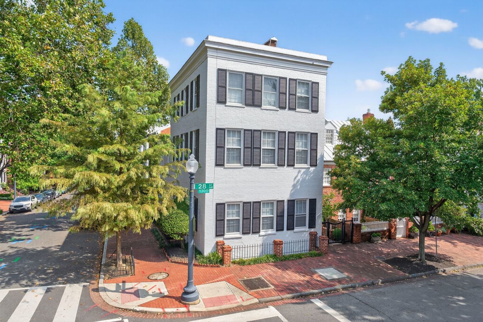 Washington Apartment: 1363 28th St NW