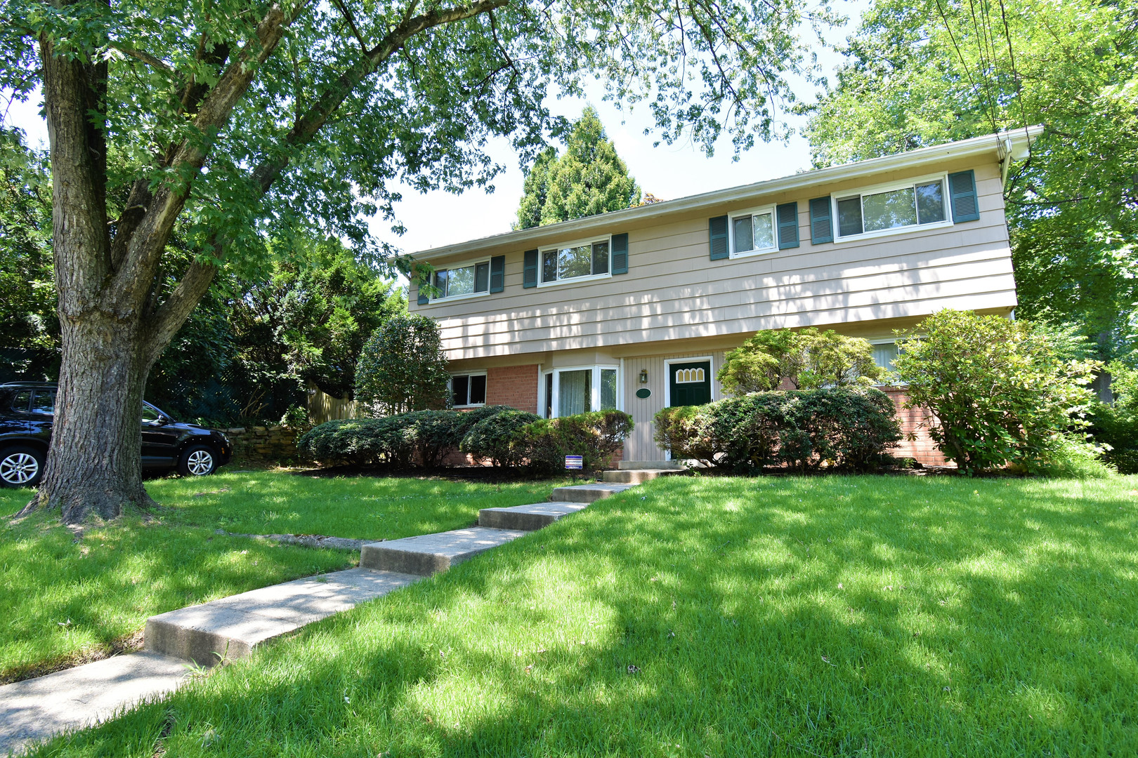 Silver Spring House: 305 Hillsboro Dr
