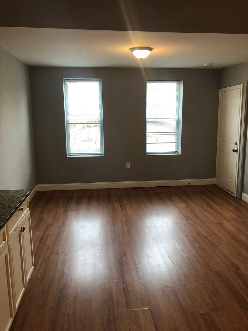 Washington Apartment: 433 Atlantic St SE