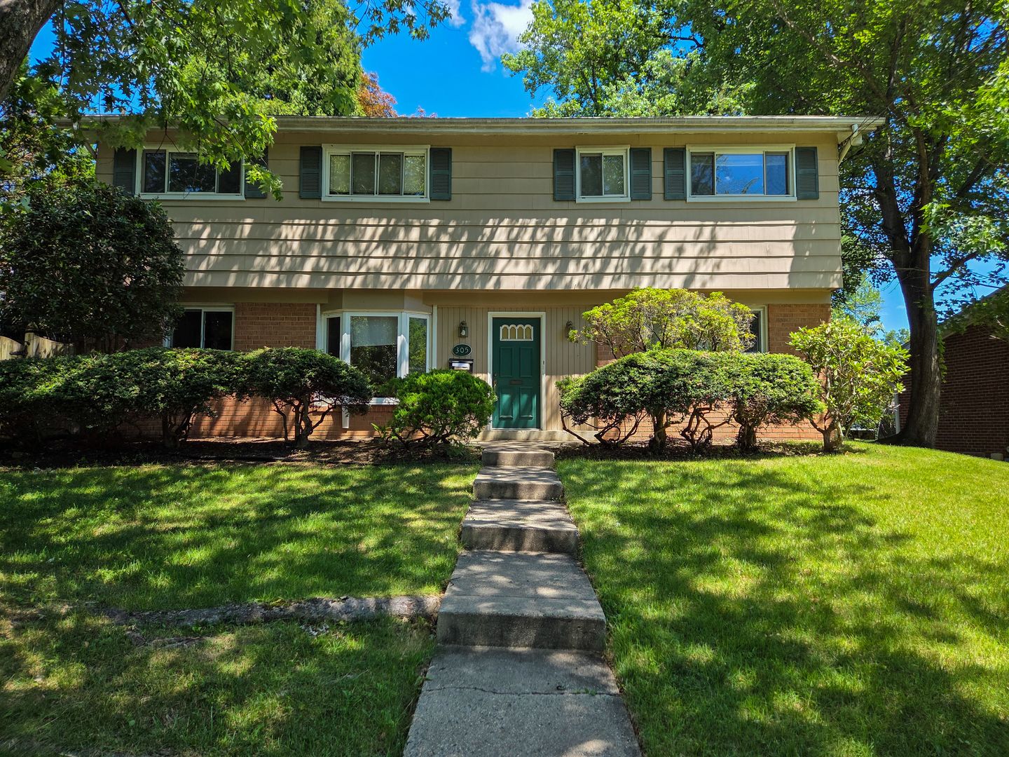 Silver Spring House: 305 Hillsboro Dr