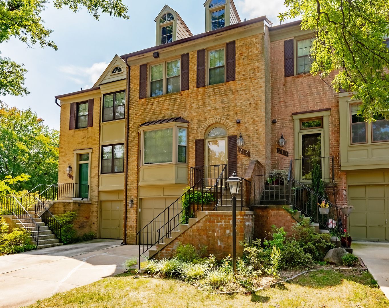 Rockville House: 215 Lynn Manor Dr