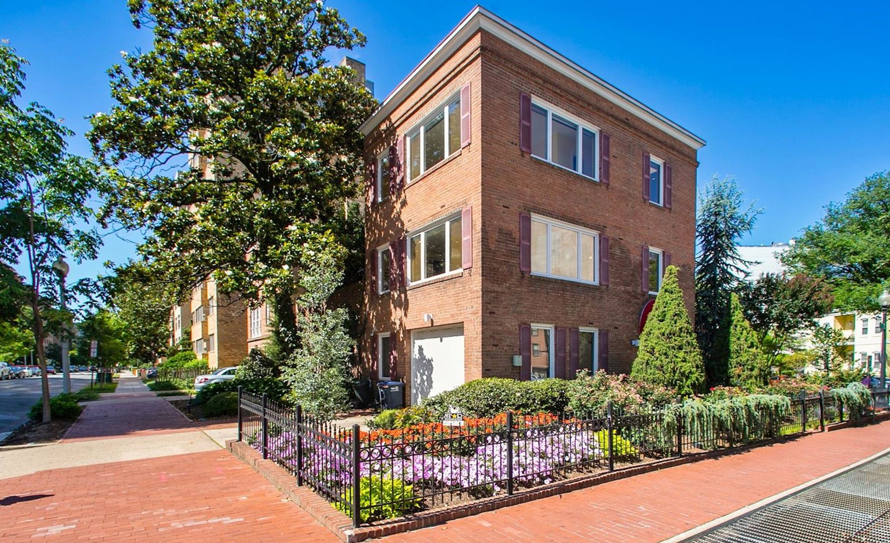 Washington House: 837 New Hampshire Ave NW