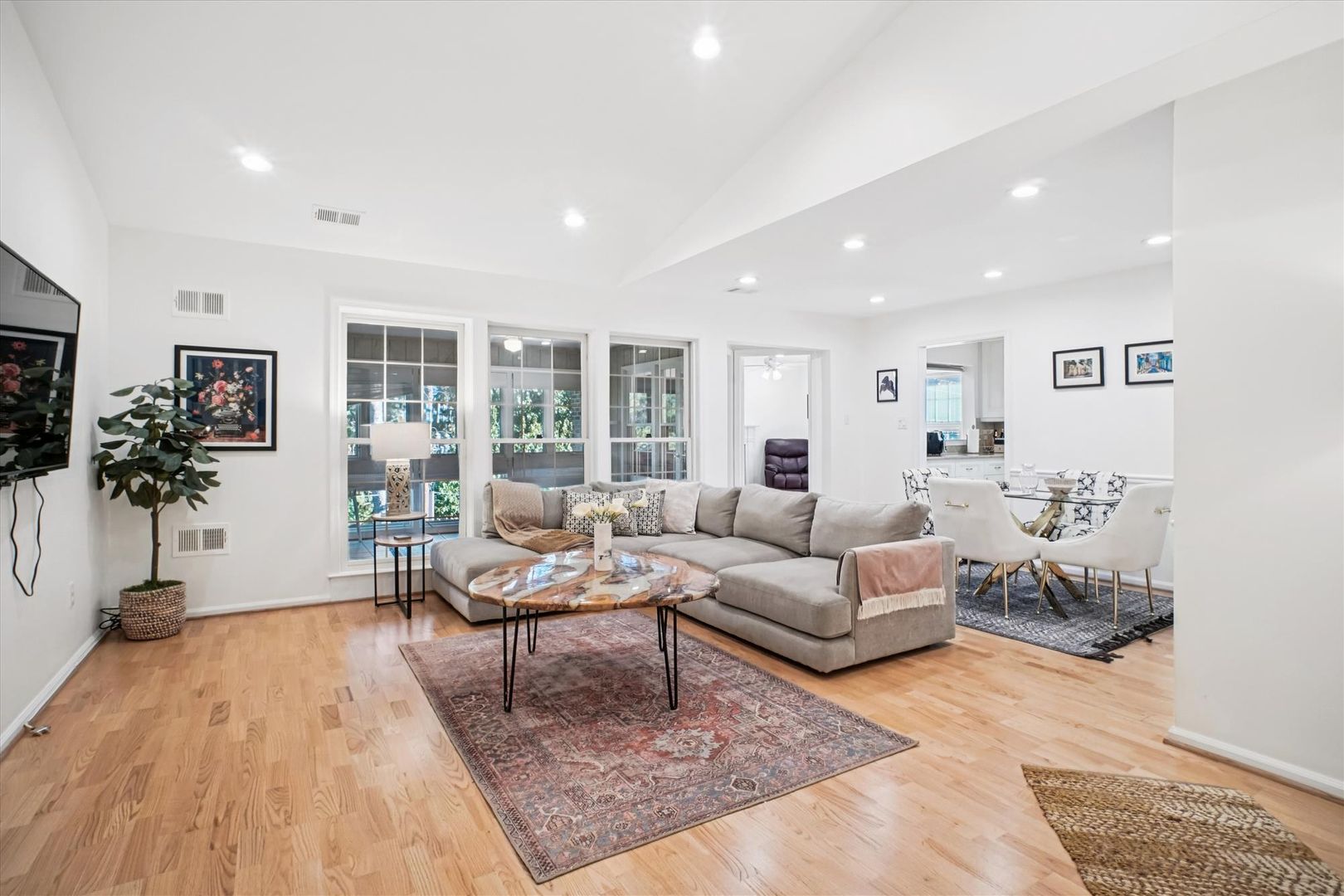 North Bethesda House: 10715 Kings Riding Way #301