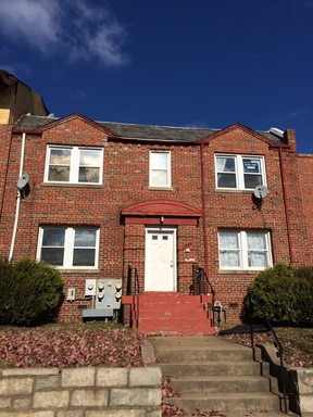 Spacious and Sunlit 1 BR w/ Den 1 BA one 1/2 block from Stadium Armory in SE DC!!! – photo 1