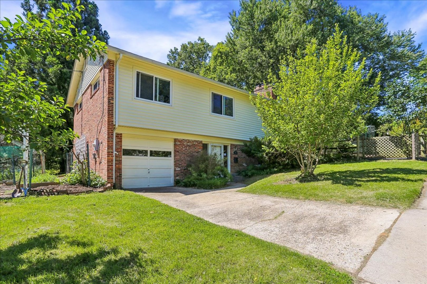 Silver Spring House: 200 Belton Rd