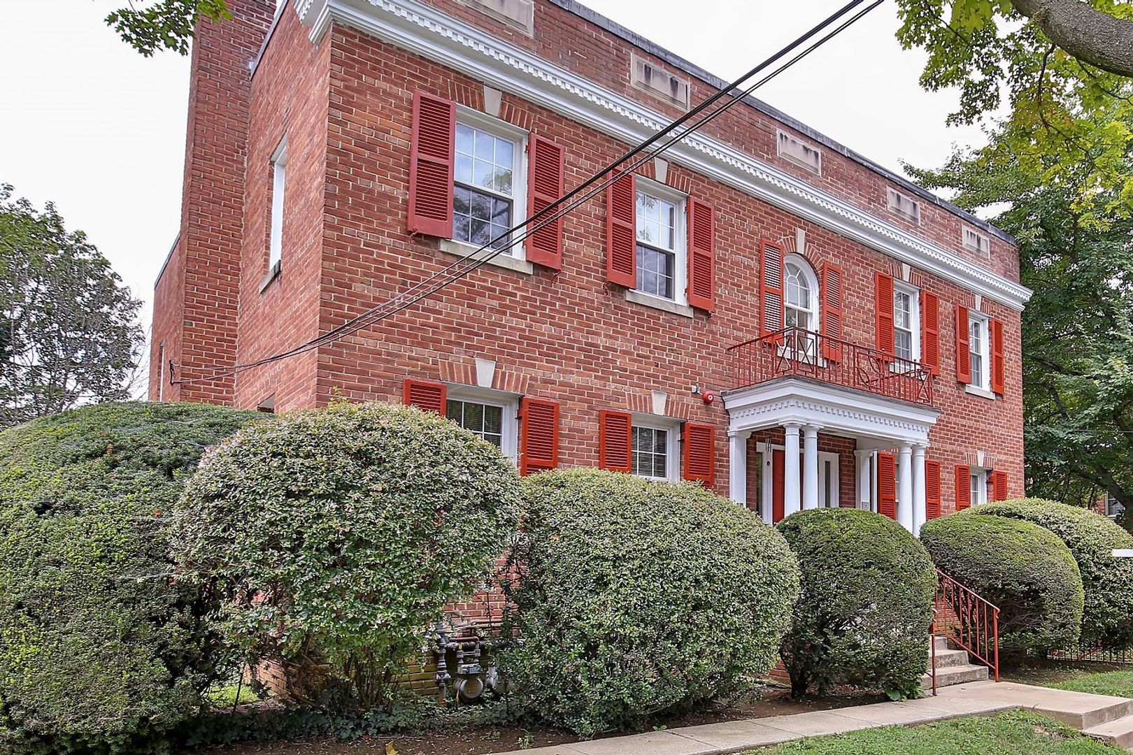Washington Apartment: 2346 40th Street NW