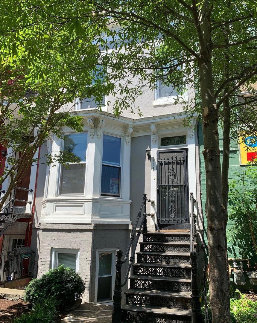 Washington House: 1616 8th St NW