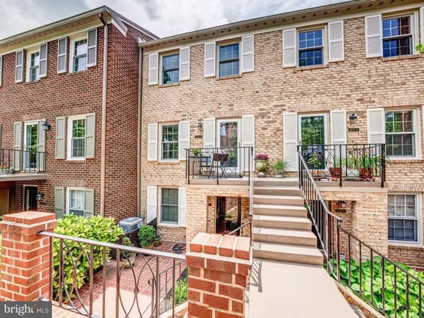 Washington Townhome: 3233 Sutton Place NW #A