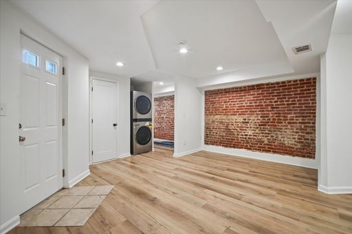 Beautilly renovated English basement with generous space in the heart of Columbia Heights – photo 1
