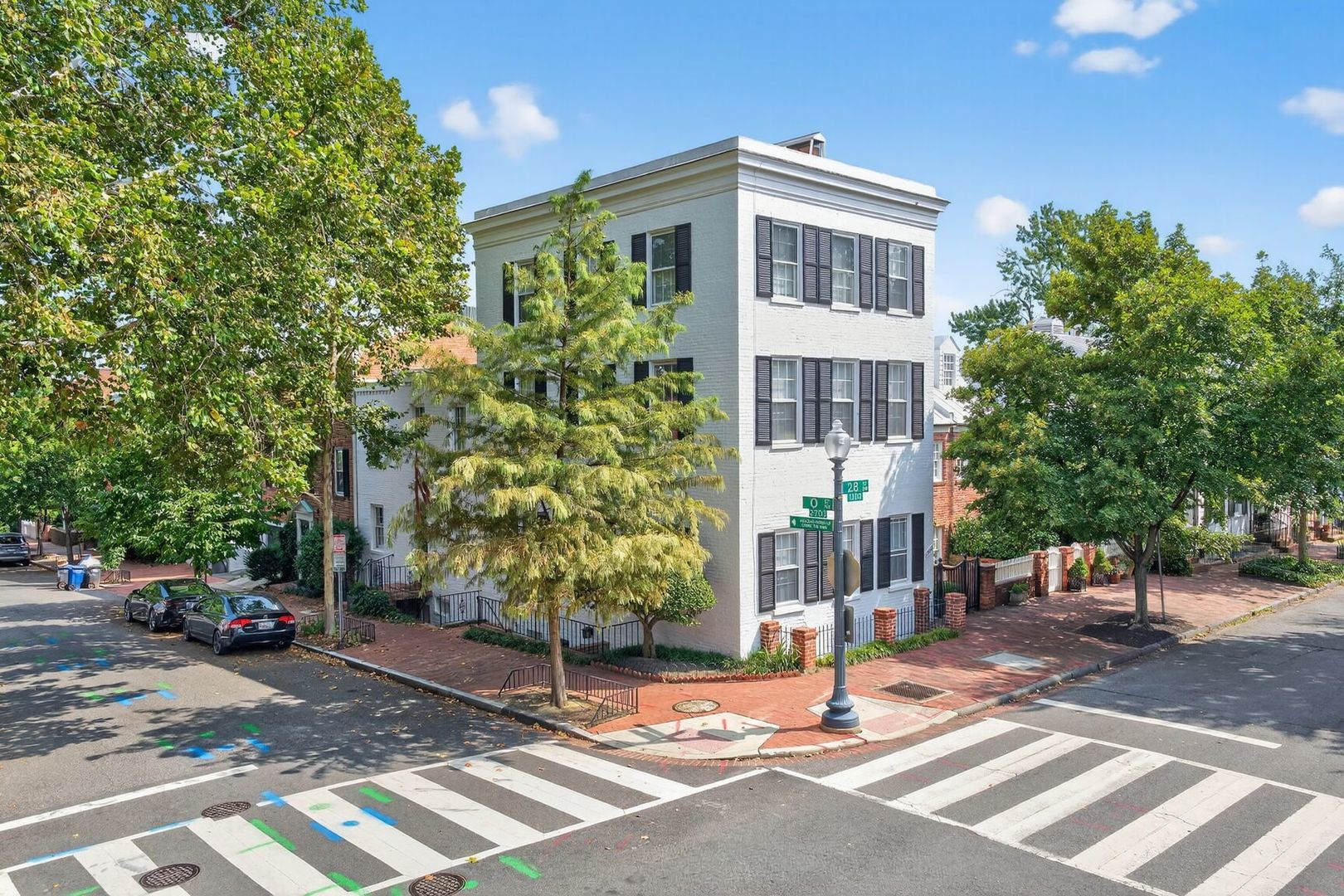 Washington Apartment: 1363 28th St NW