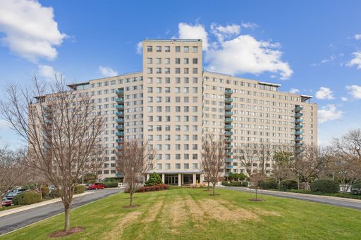 Fabulous Penthouse Apartment in N. Bethesda with Parking and All Utilities Included – photo 1