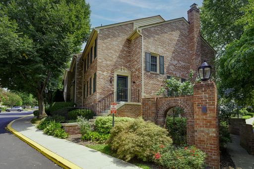Superb END UNIT 3 BR/2.5 BA town home in Bethesda – photo 1
