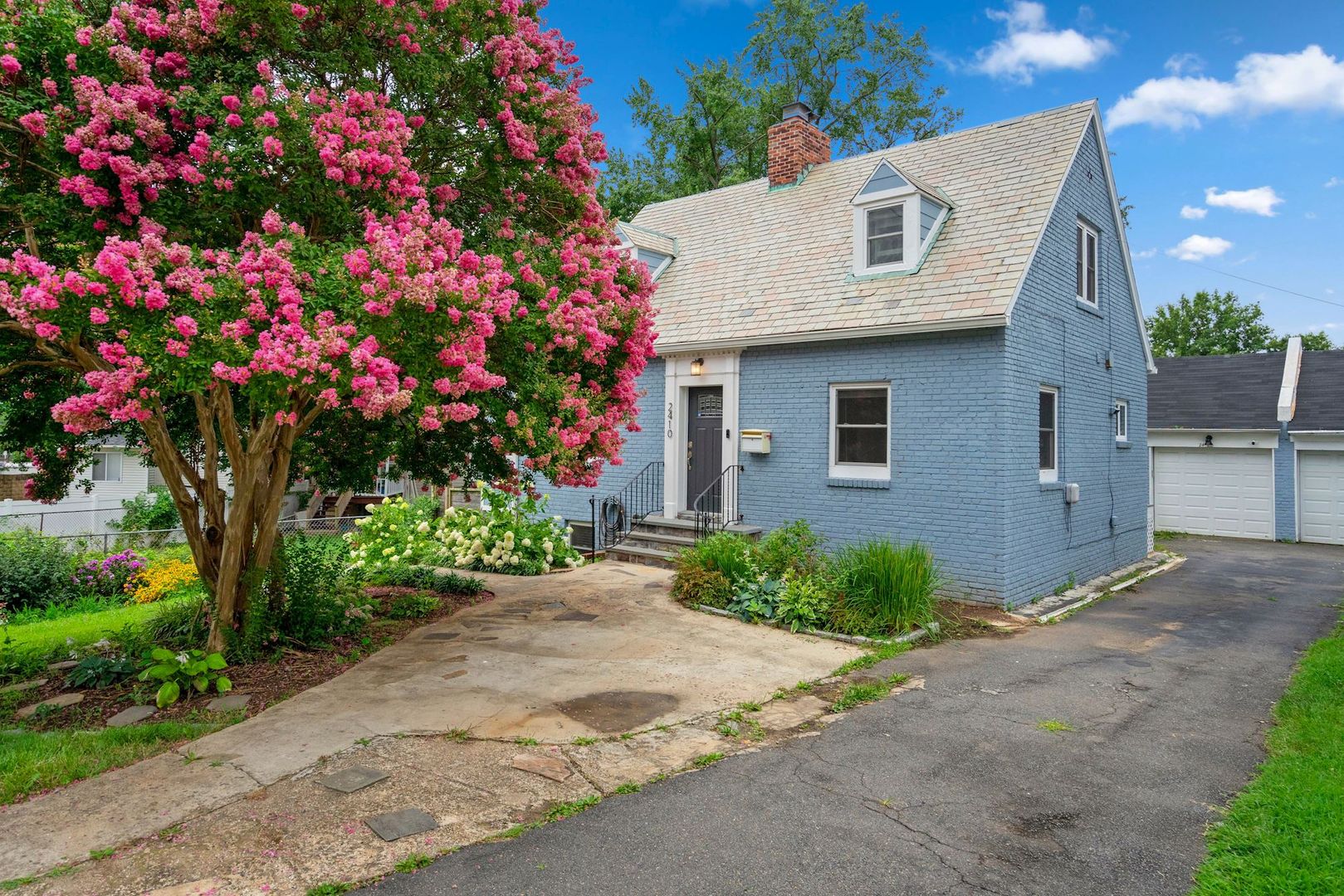 Washington House: 2410 South Dakota Ave NE