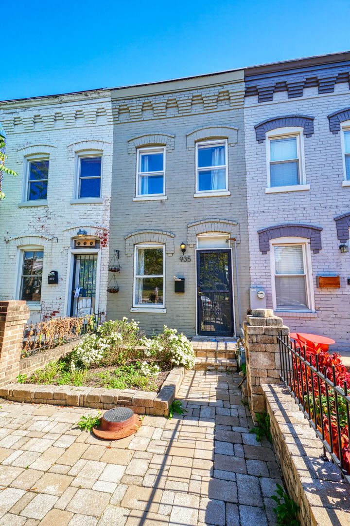 Washington House: 935 8th St NE