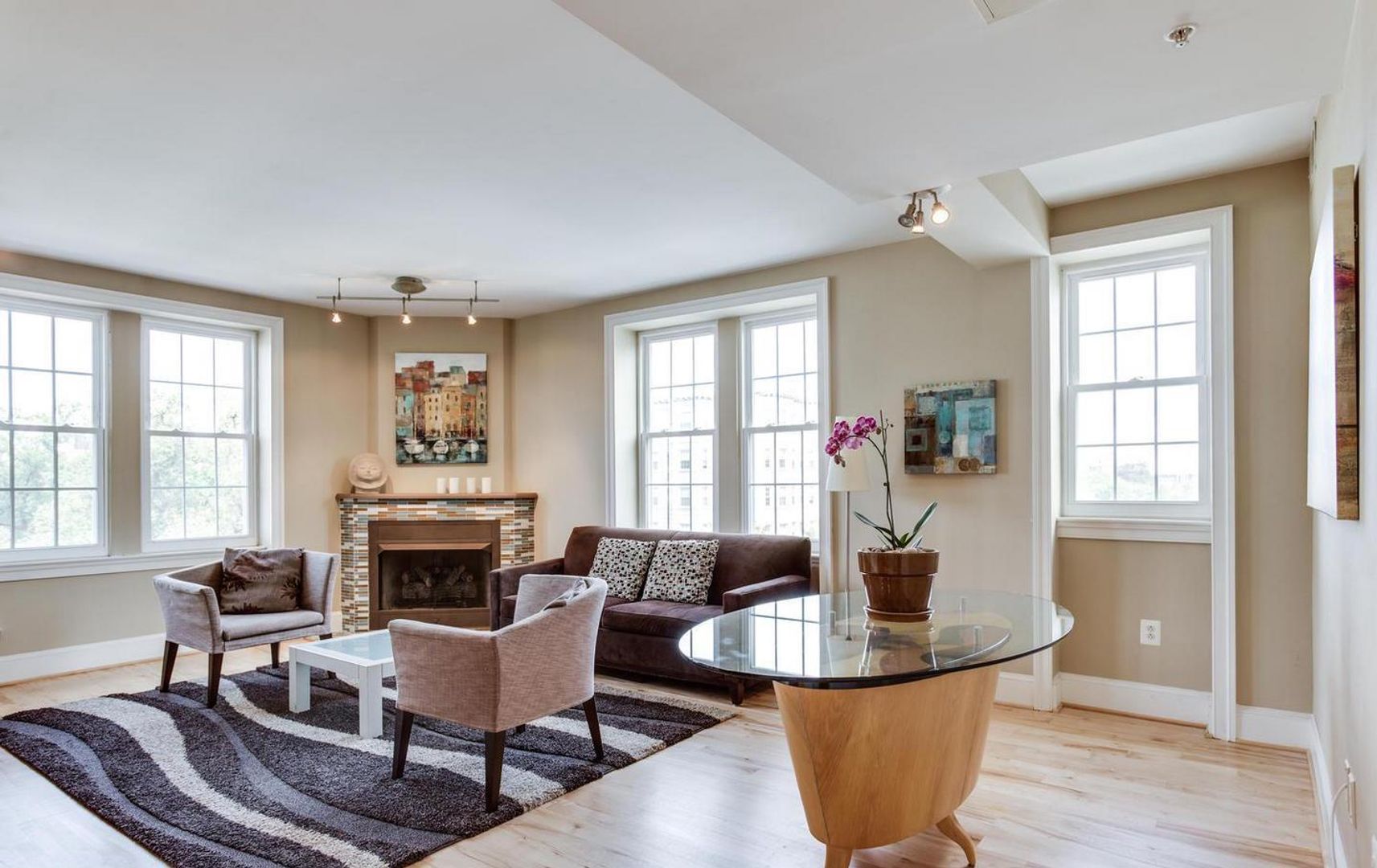 Washington House: 1750 16th St. NW #61