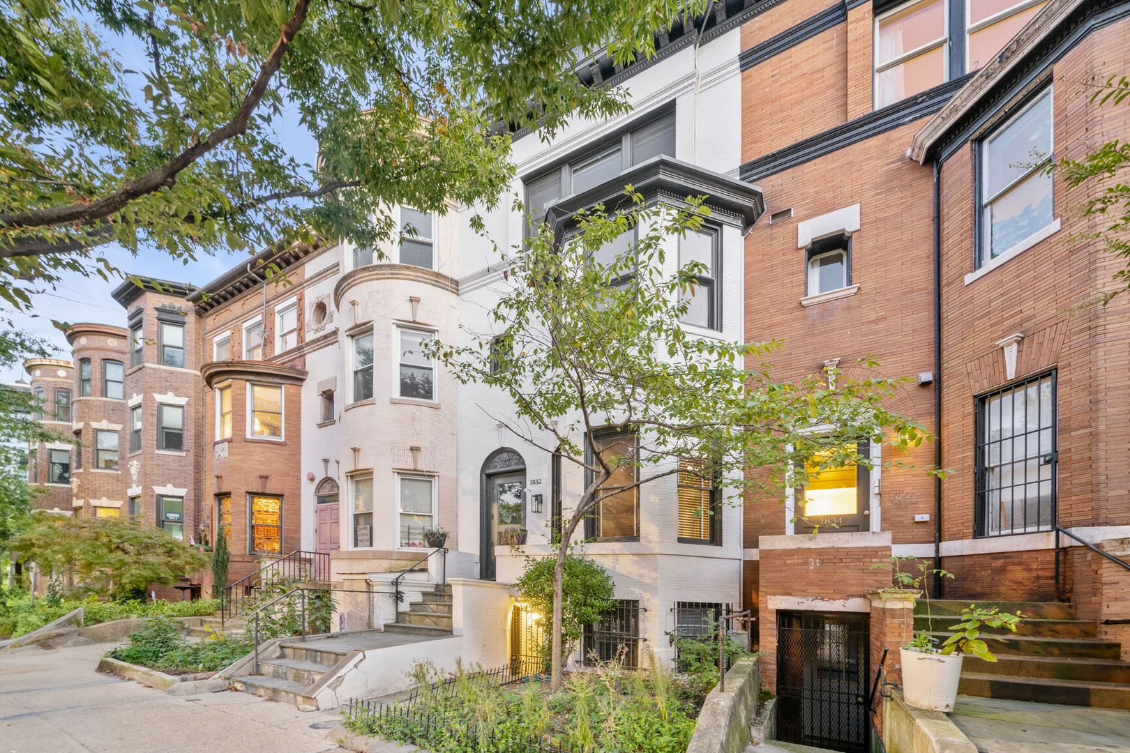 Washington House: 1832 Calvert St NW #1