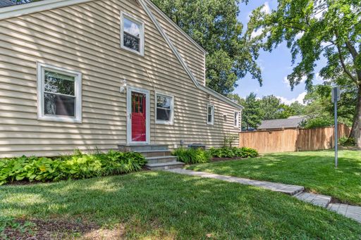 Cute Cape Cod Close to Forest Glen Metro w/huge backyard! – photo 1