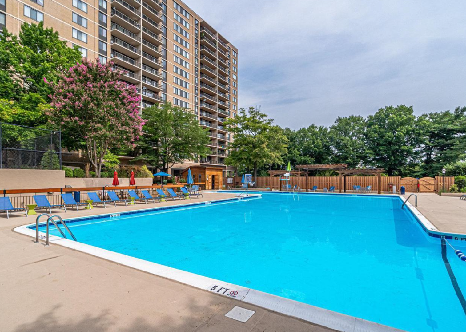 Alexandria Condo: 5500 Holmes Run Pkwy #101