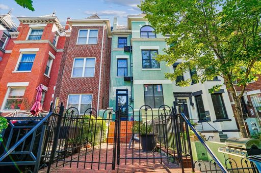 Modern 2BR 2BA Apartment in Columbia Heights – photo 1