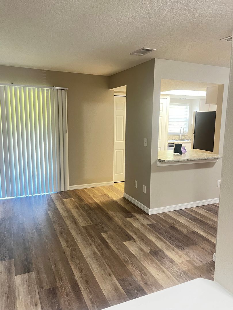Deland Apartment: 1175 W. Minnesota Avenue