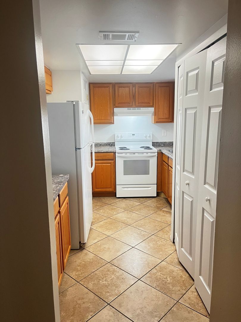 Deland Apartment: 1175 W. Minnesota Avenue