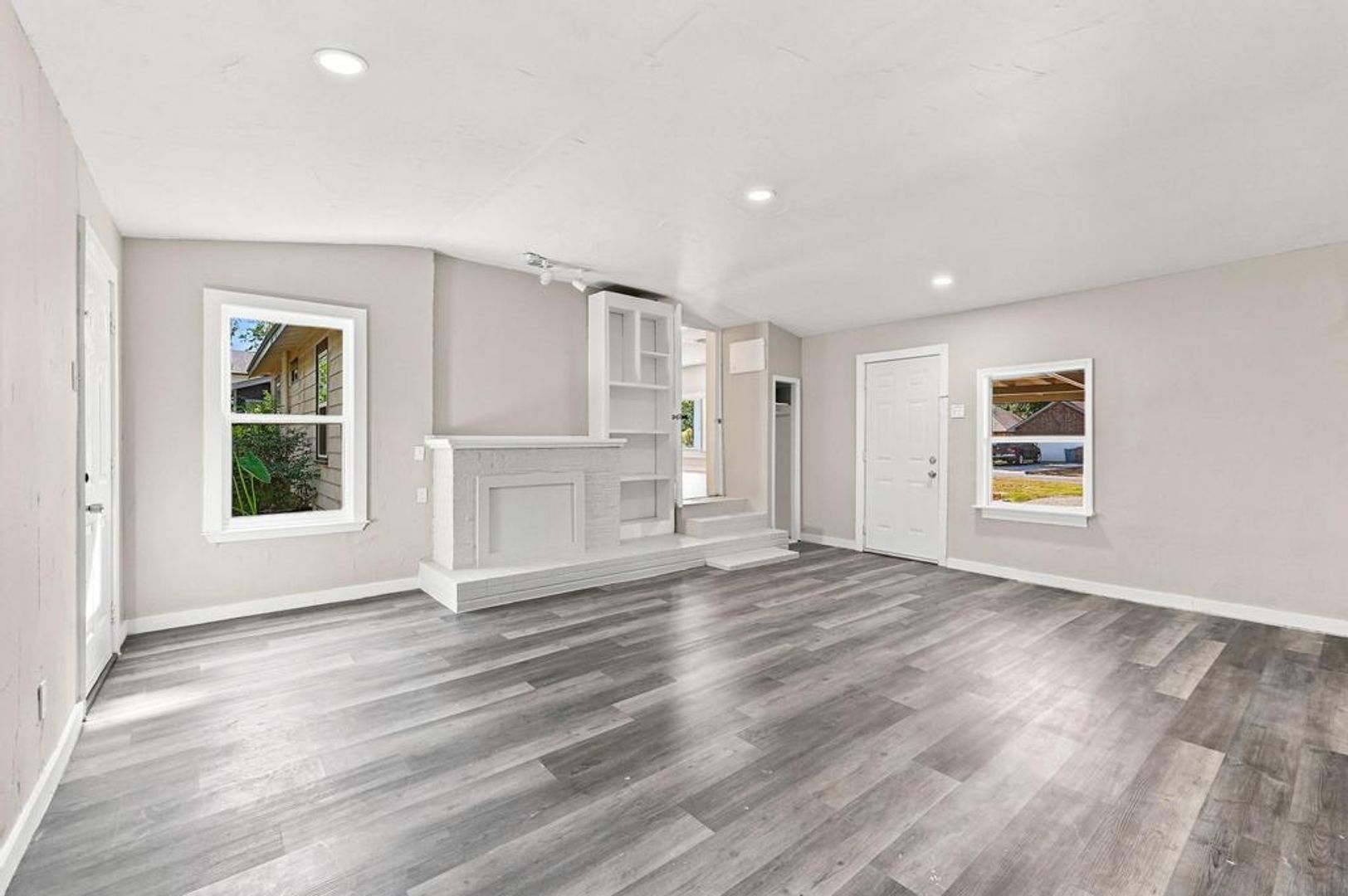 2907 W. Washington St. 16 of 33