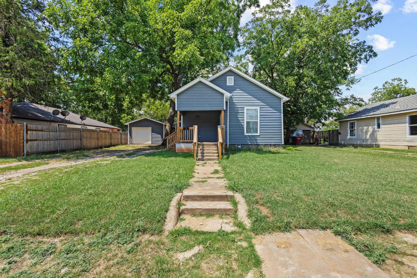 902 S. Montgomery St. 2 of 12