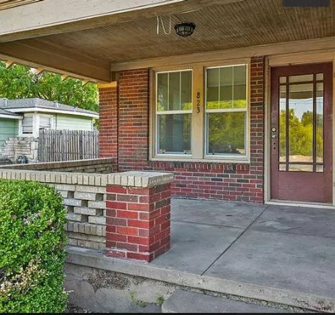 Lancaster House: 823 N. Dallas Ave