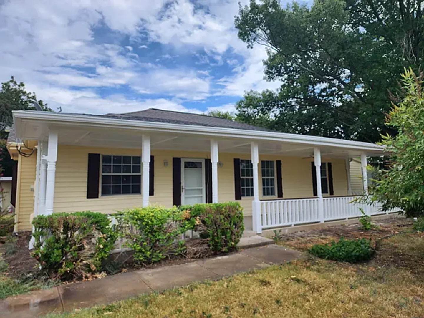 Red Oak House: 105 Hillcrest Ln.