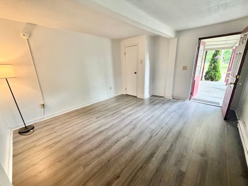 1 Bedroom Downtown Burlington Available NOW!