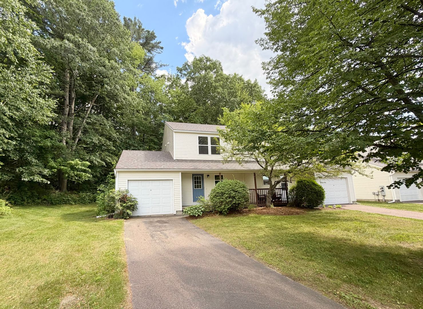 Burlington House: 7 Ira Ln