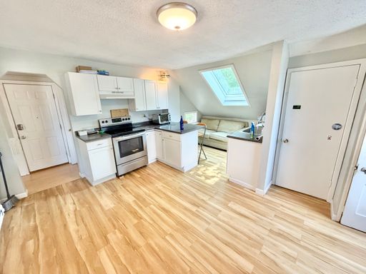 3 total Bedrooms Available Now on a Per Roommate Basis! – photo 1