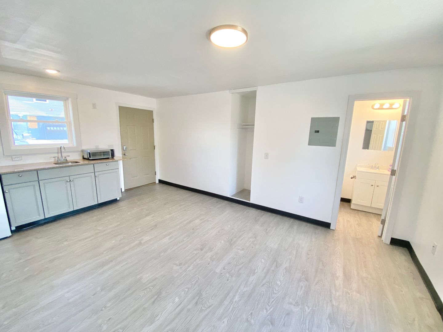 South Burlington Apartment: 907 Shelburne Road