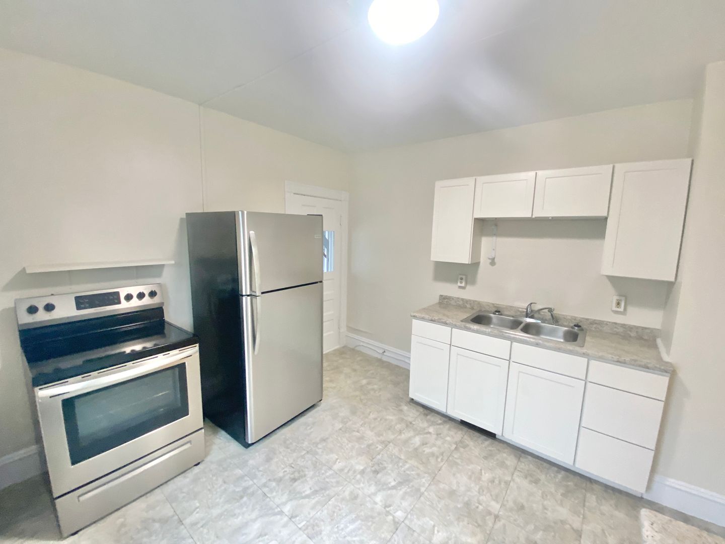 Burllington Apartment: 24 Brookes Avenue