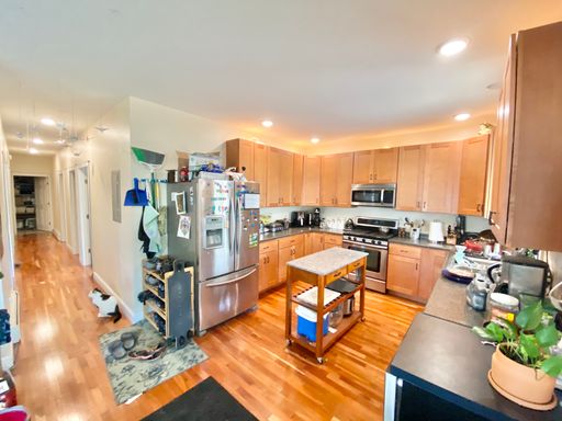 4 Bedroom Apartment Burlington Available 6/1/27! – photo 1