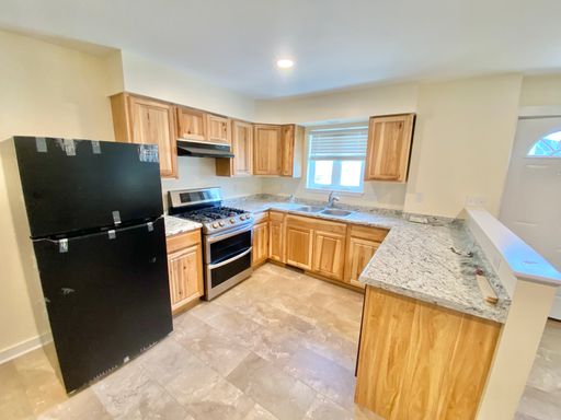 3 Bedroom Apartment Burlington Available NOW – photo 1