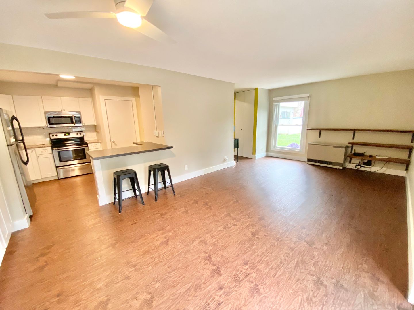 Burlington Apartment: 180 Ledgewood Circle