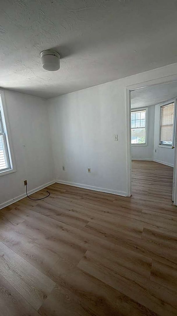 New Bedford Apartment: 74 Ellen Street
