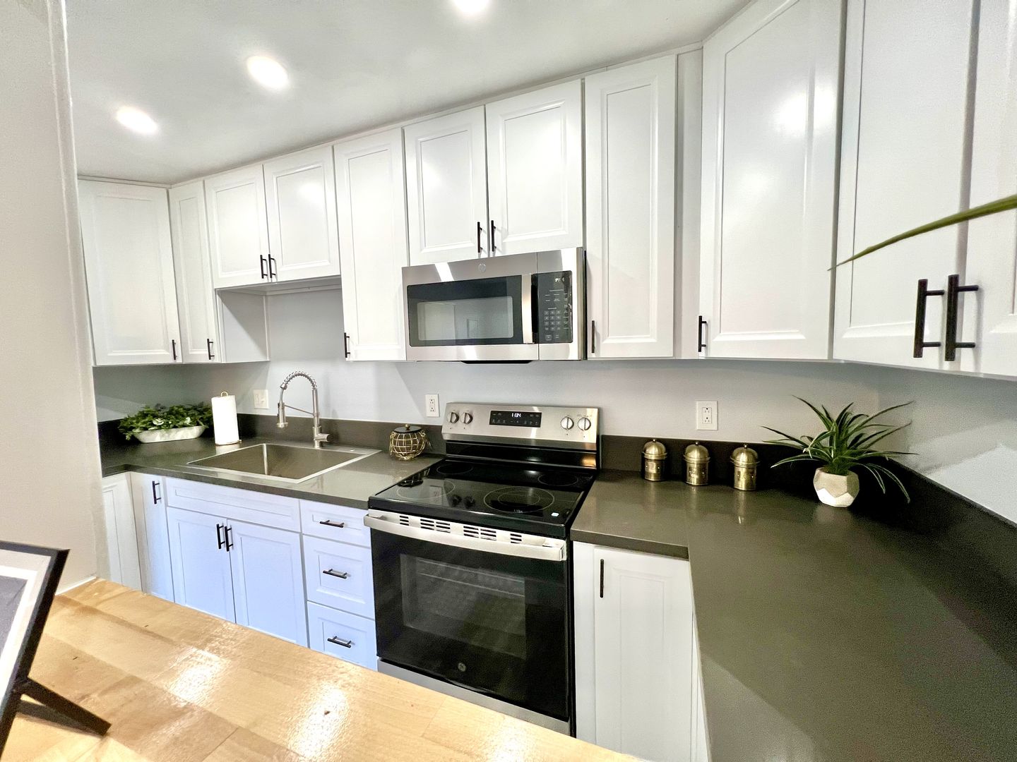 Lakeside Apartment: 12133 Rockcrest Road