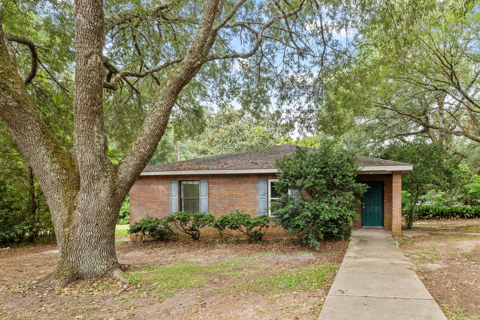 Tallahassee Apartment: 1901 HoneySuckle Drive